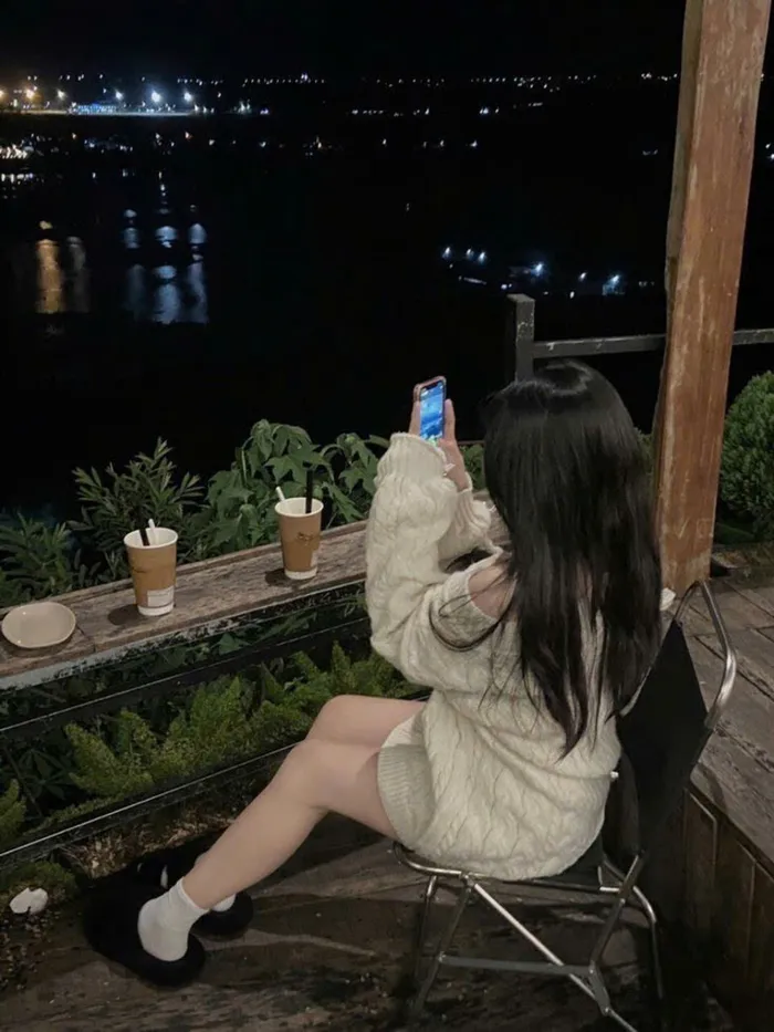 gái xinh tóc dài đeo kính 2k10