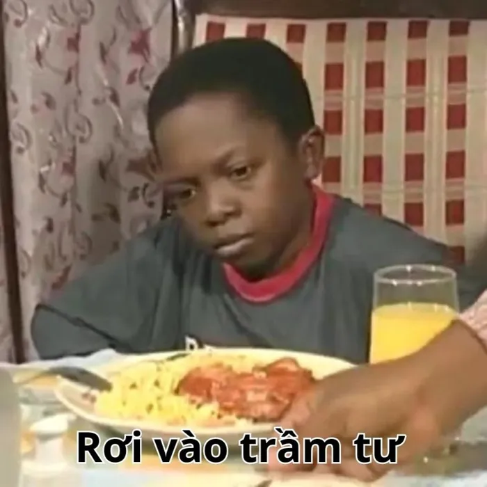 cậu bé suy tư meme