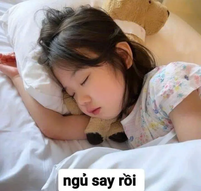 em bé ngủ meme