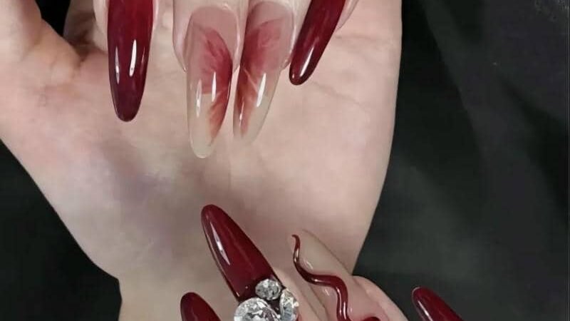 Gợi ý 60+ mẫu nail đỏ sang chảnh, quyến rũ và nổi bật nhất